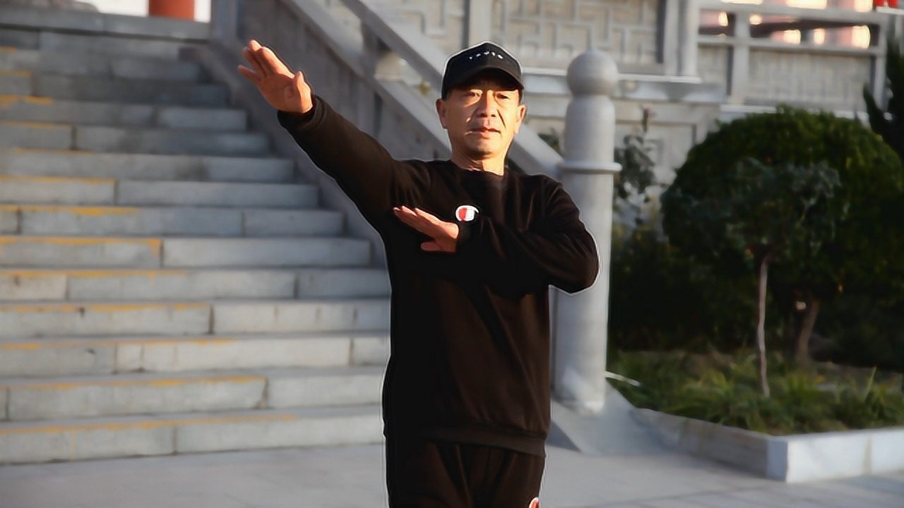 60岁大爷公园表演鬼步舞《幺妹》,这舞姿太魔性了!