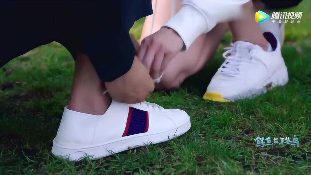 余不羁故意解开吴所谓的鞋带惹怒他祖玛又帮他系鞋带了