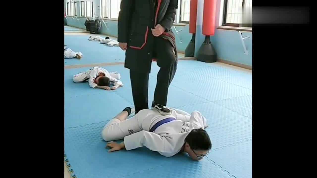 跆拳道就是这样压胯的,看完这个视频,你还敢学吗?