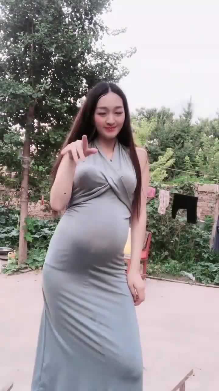 美女孕妇在村里出名了,就算挺着大肚子,气质也很到位!