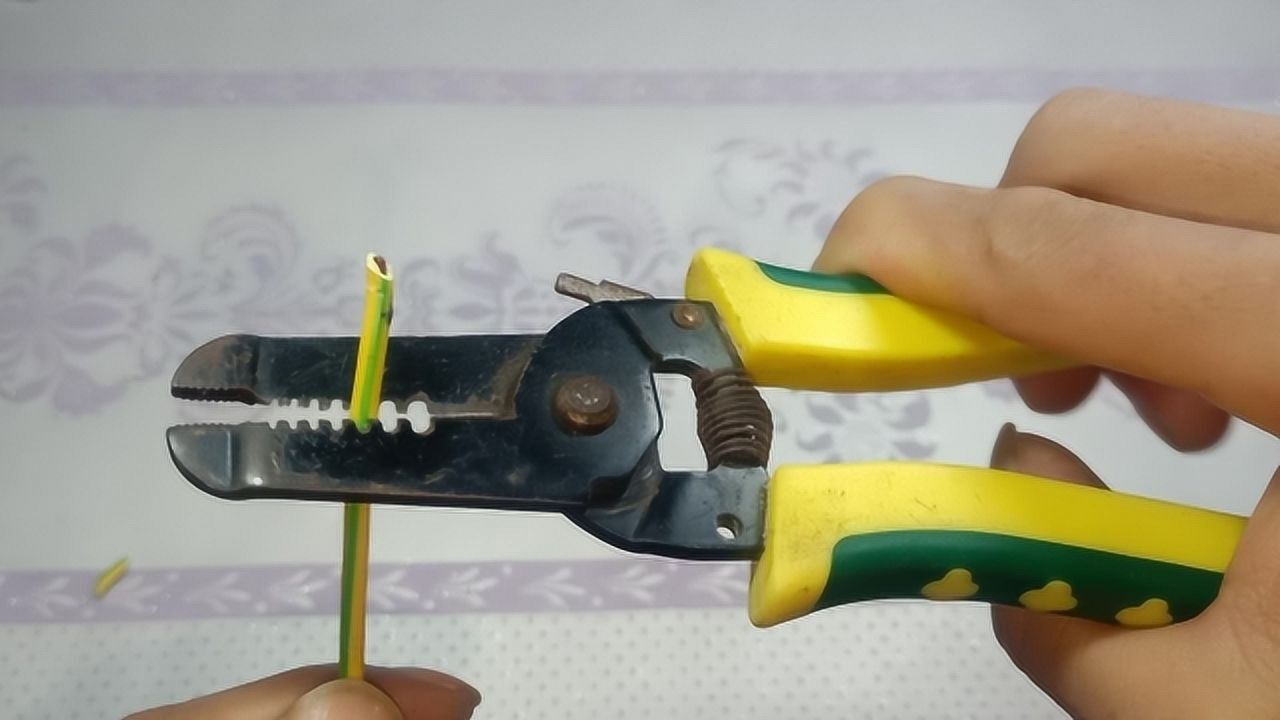 电工用的剥线钳剥电线皮不好剥只要学会这个方法一招搞定