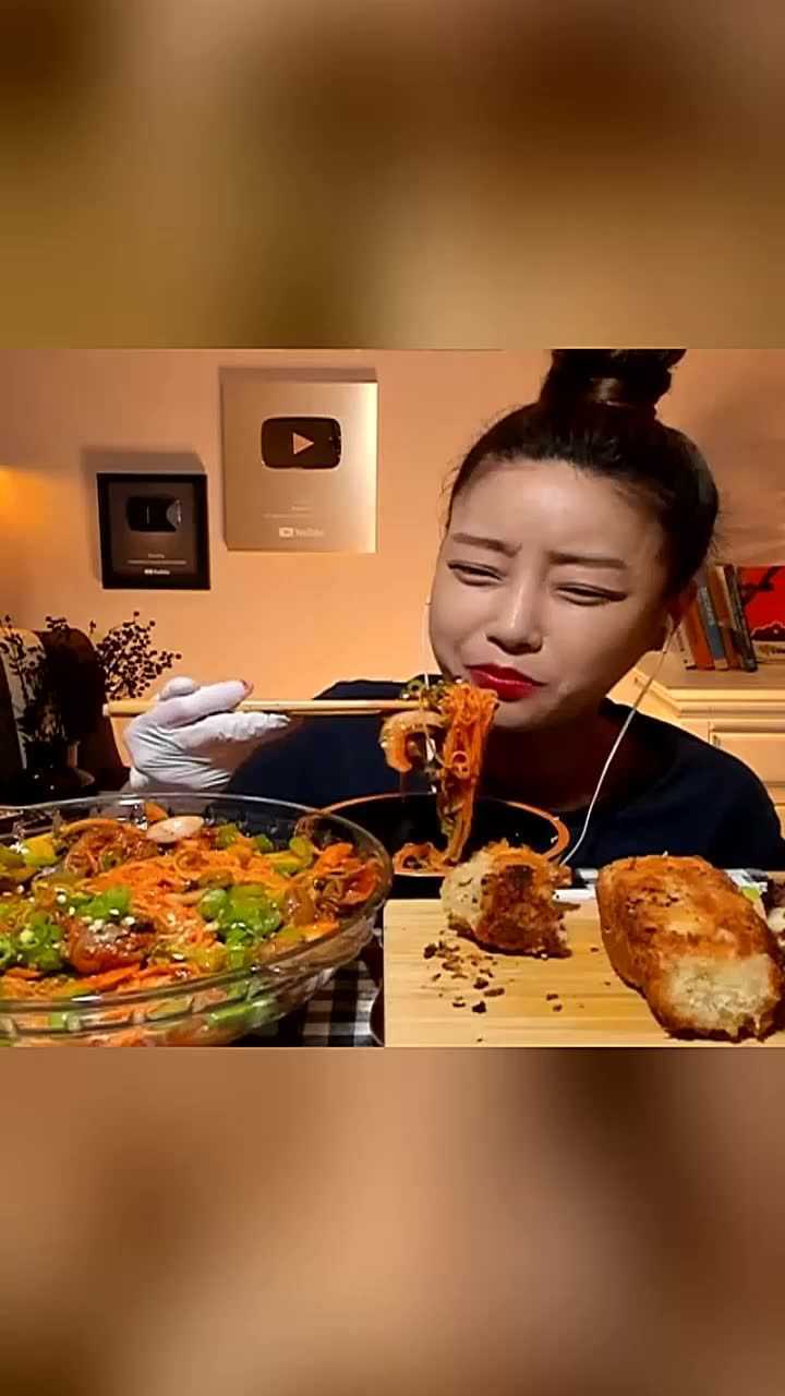 韩国吃播多萝西吃胡萝卜拌面感觉吃的很香呢