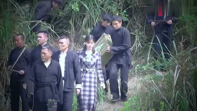 美女表面看上去人畜无害,可心思却歹毒,竟和鬼子同伍给鬼子做事