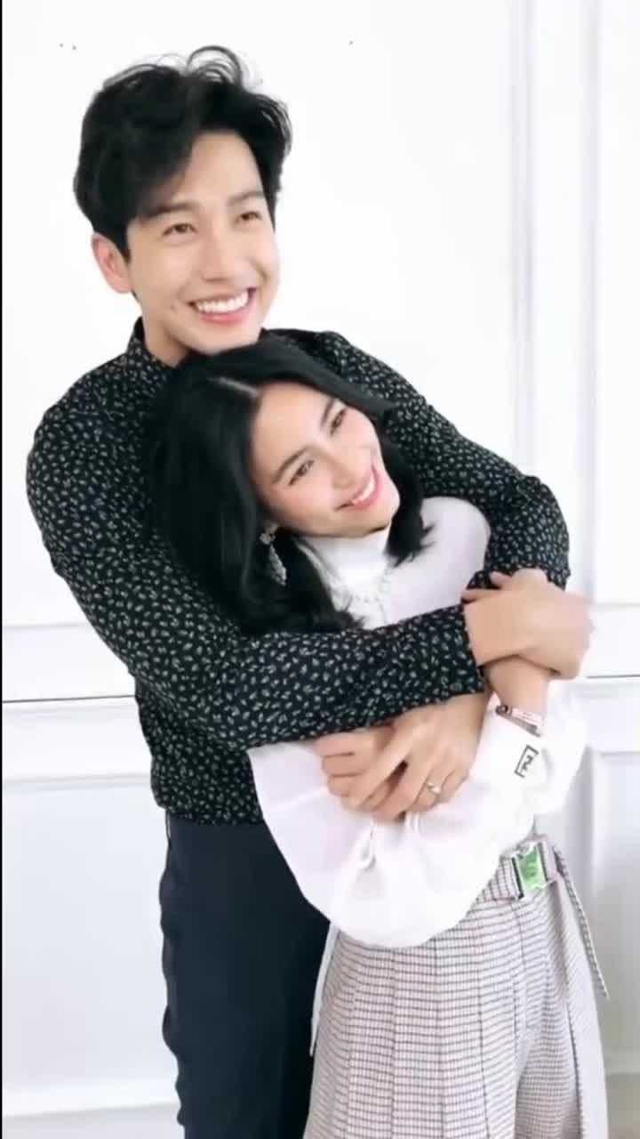 泰国推哥和他的老婆出境啦俩人真的好甜蜜啊好幸福