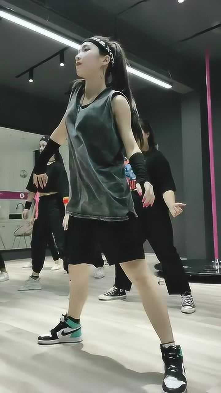 果然穿aj的小姐姐都不简单,随便几个动作,就能看出来是个高手