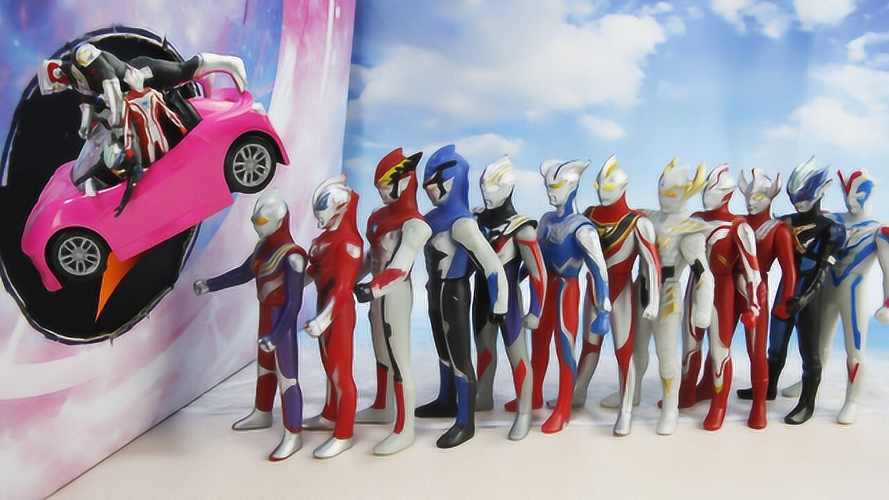 大量奥特曼排队进入传送门,赛罗迪迦泰迦奥特曼坐托雷基亚的跑车