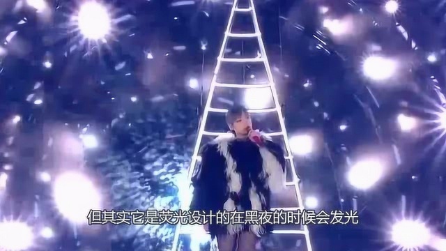 都说李宇春太爷们,当她穿上“鸡毛装配波点黑丝袜”,骚气冲天挡不住