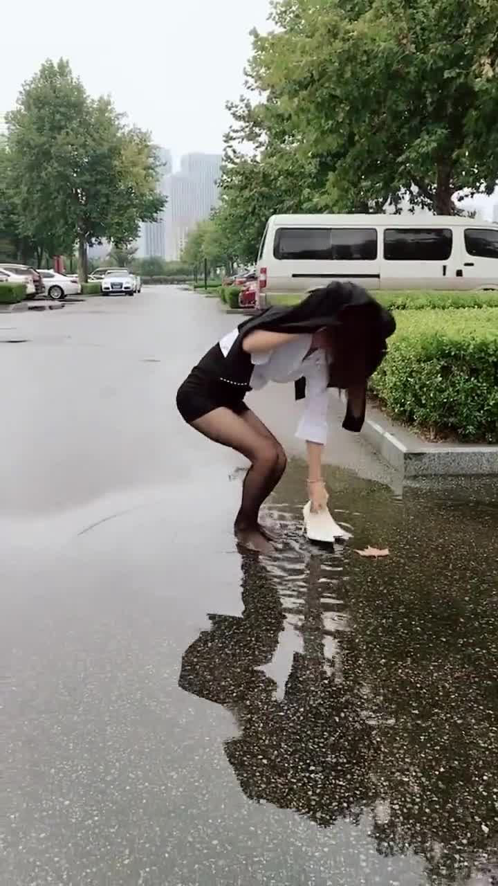 最近这个视频火了美女穿丝袜实力演绎水上漂网友豪爽