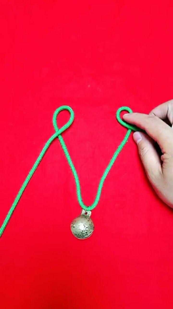项链吊坠的打结方法,因为没有吊坠,我先用铃铛代替一下