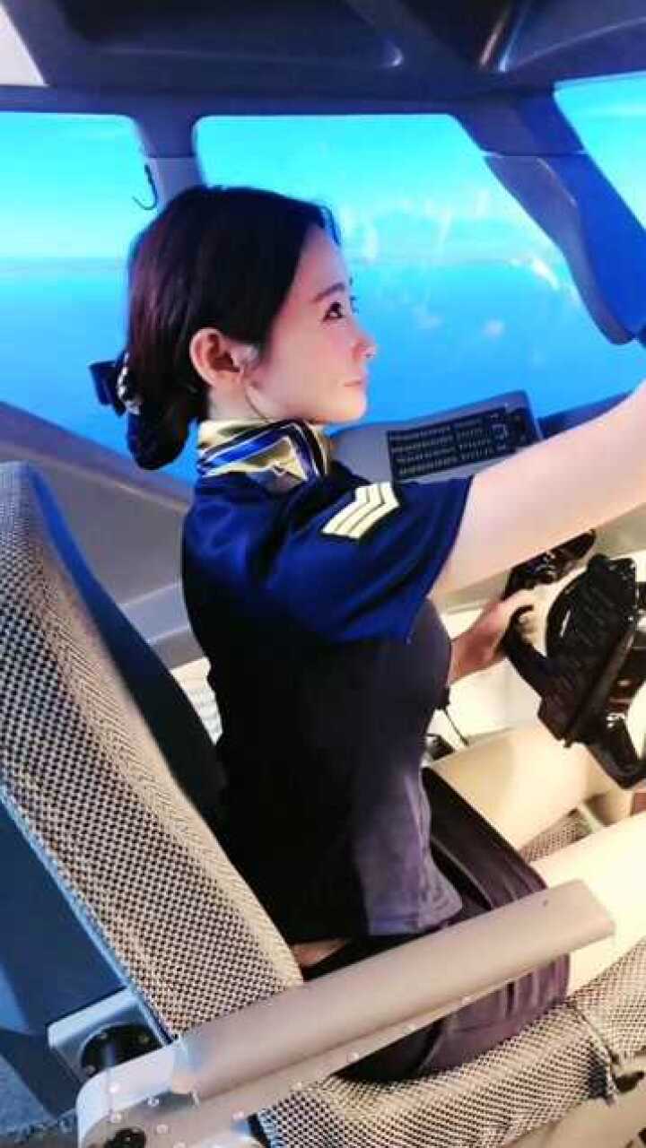美丽女机长,熟练超控飞机,太美了!