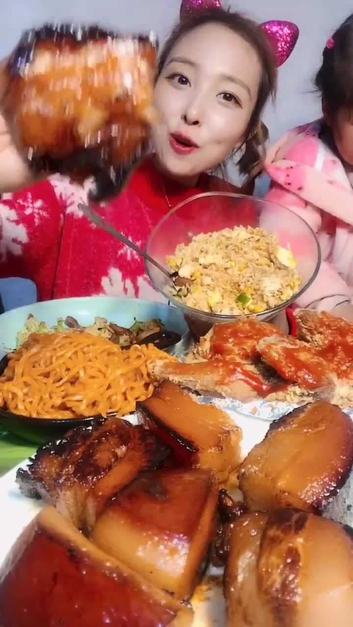 高颜值美女吃红烧肉,配上酱油炒饭一起吃,太香太美味了!