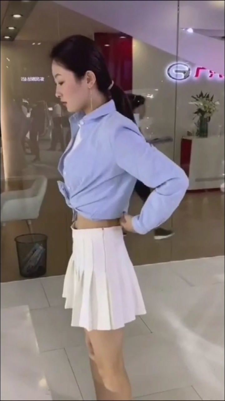 好尴尬裙子老是往下掉难道是屁股太小了