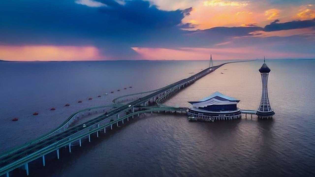 杭州湾跨海大桥全长36公里是世界上第二长跨海大桥杭州湾以钱江潮著称