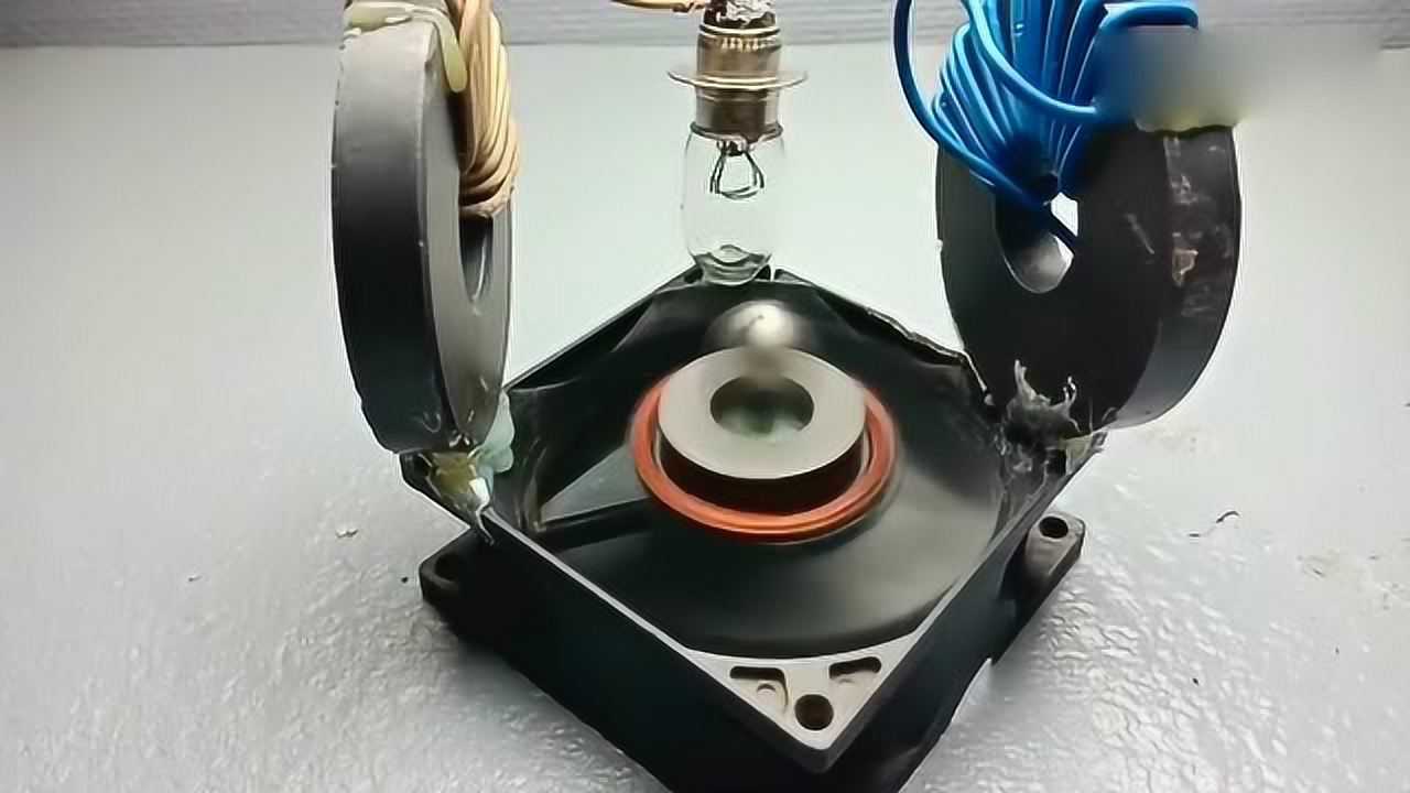 在电脑散热器上装两块磁铁,利用磁场原理进行自转给灯泡供电!