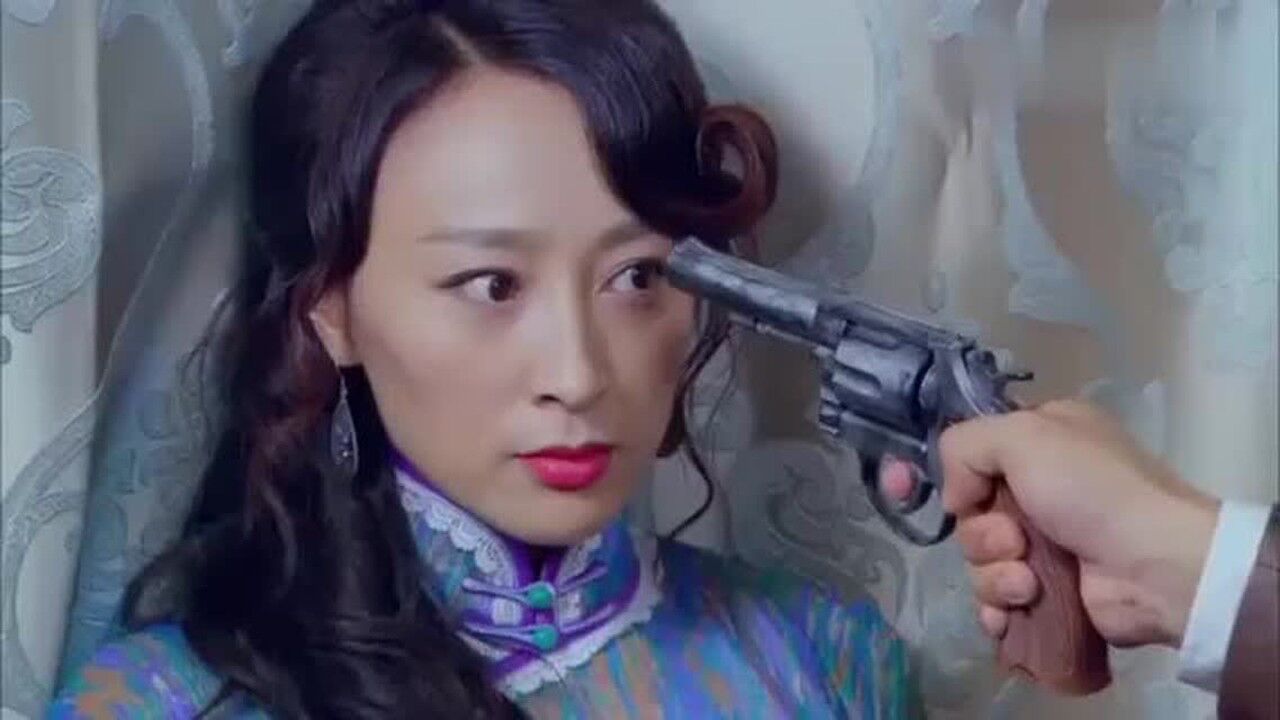 美女使美人计刺杀狗汉奸摸向自己的丝袜谁知刚碰到被吓懵了