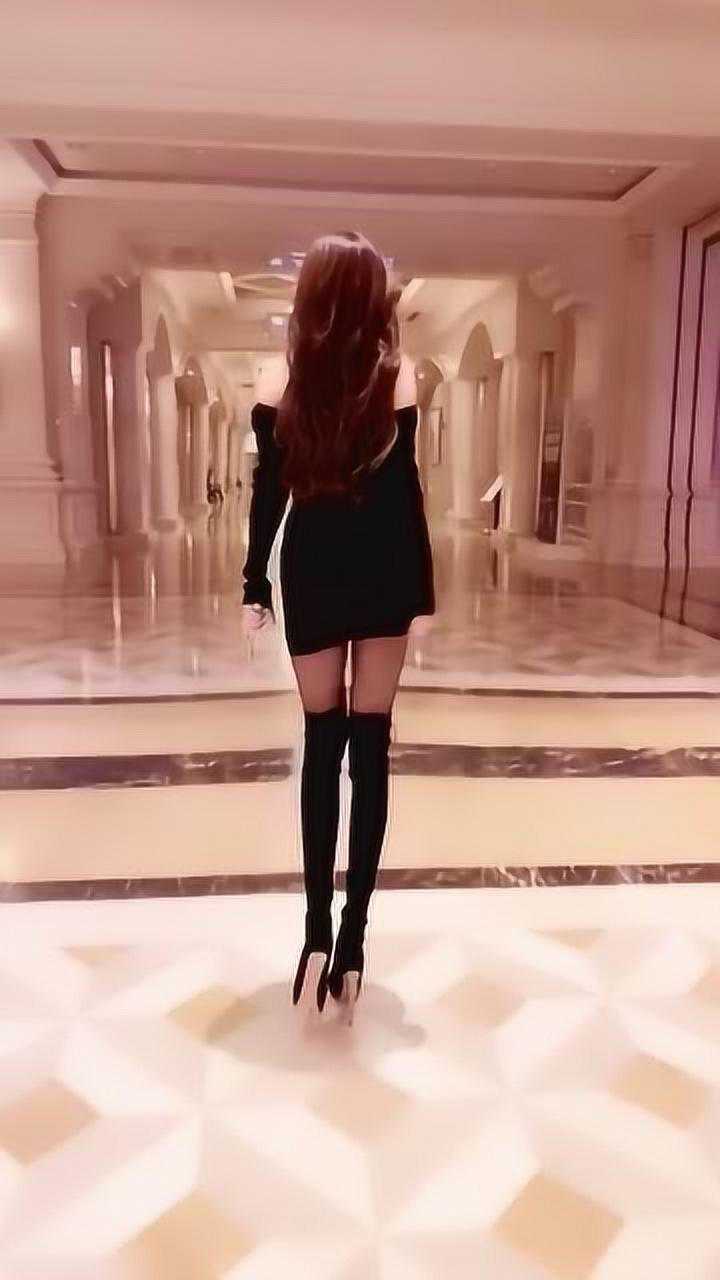 酒店大堂的气质美女,这身材和迷人的背影,怪不得职位高!