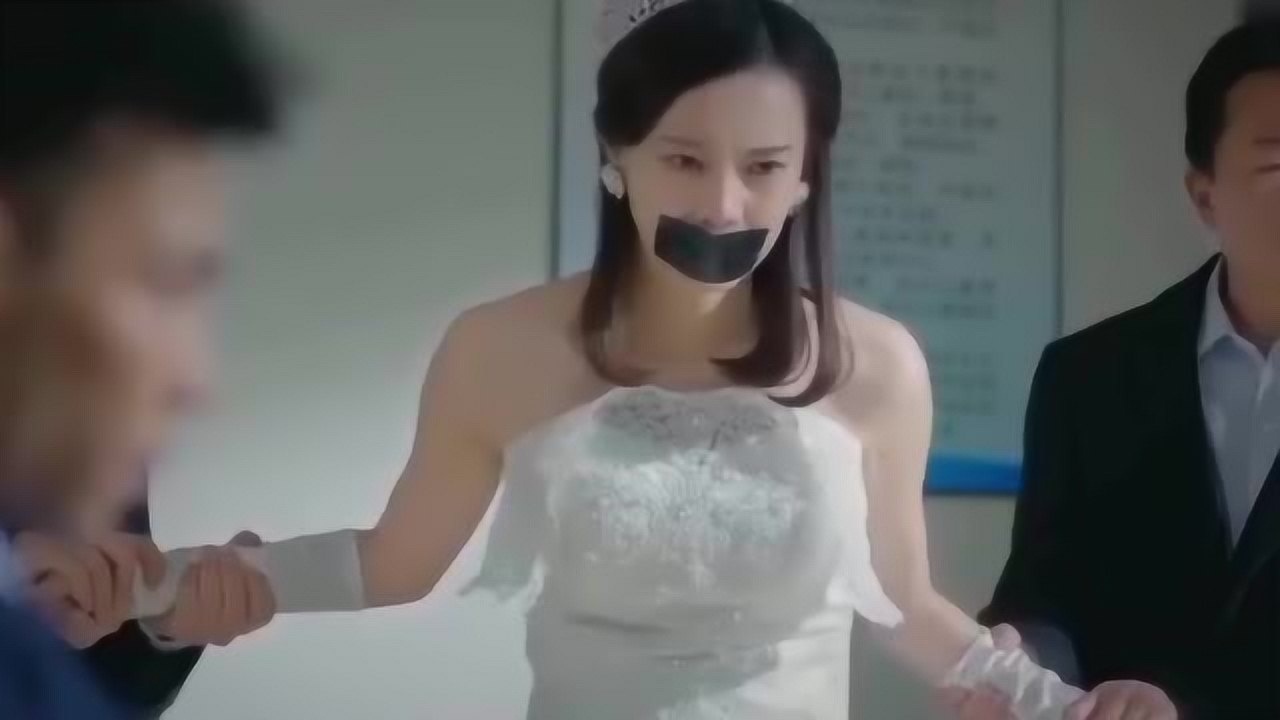 小伙和黑老大赌牌，输一次剪一件衣服，美女只剩一件了_腾讯视频