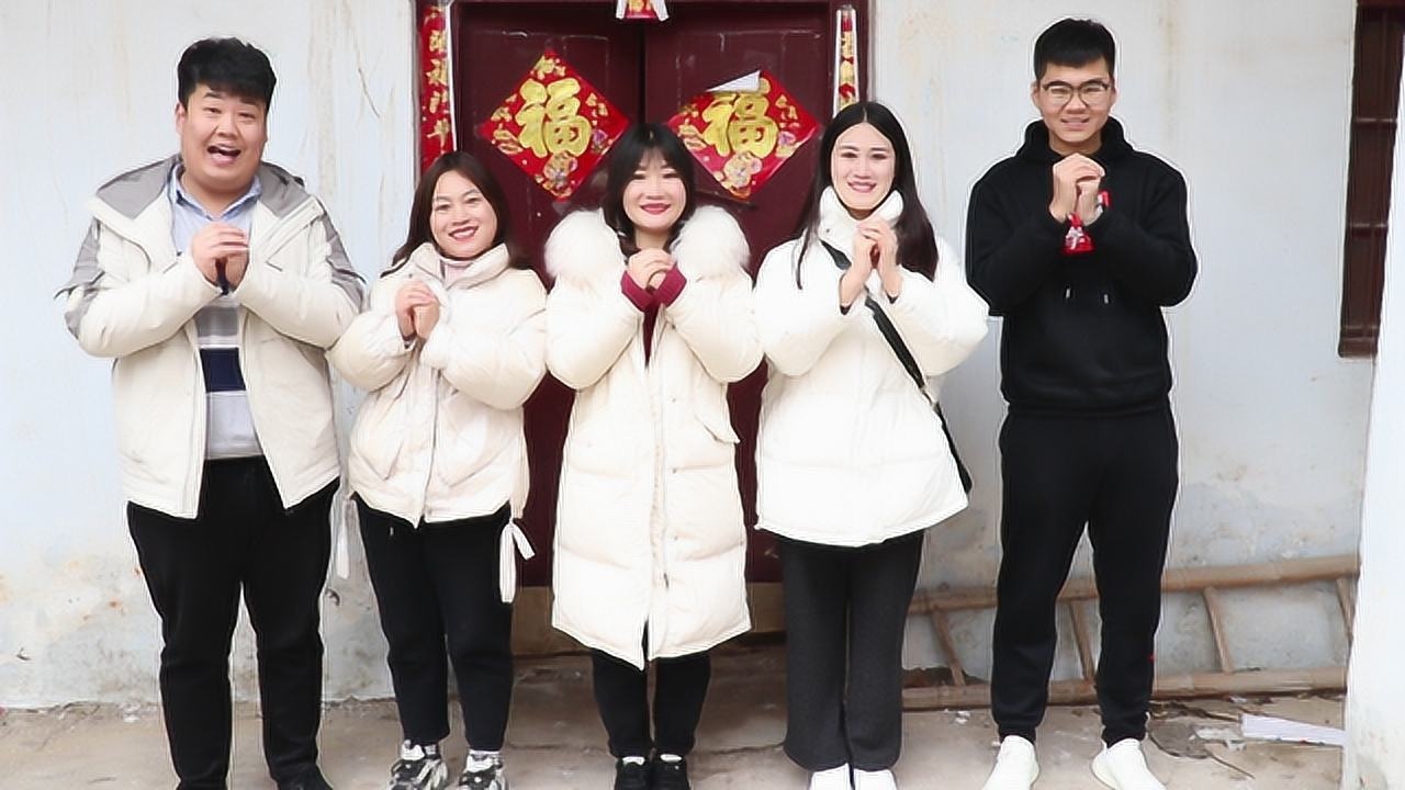 毛妹逗你玩给大家拜年了在这里祝大家新的一年阖家欢乐发大财