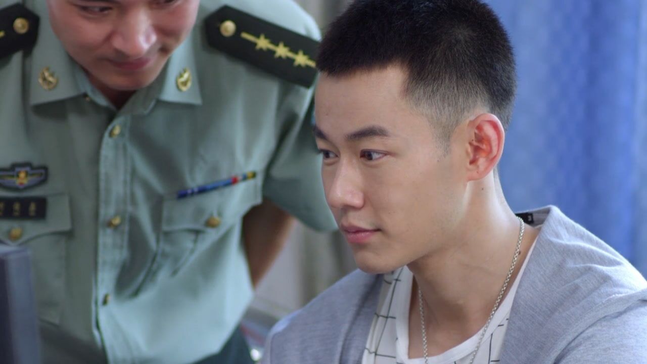 热血尖兵小伙征兵面试不料部队电脑瘫痪小伙现场就露了一手