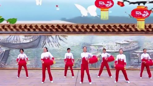 7位美女高举红灯笼齐跳健身操《欢欢喜喜过大年》好运滚滚来！