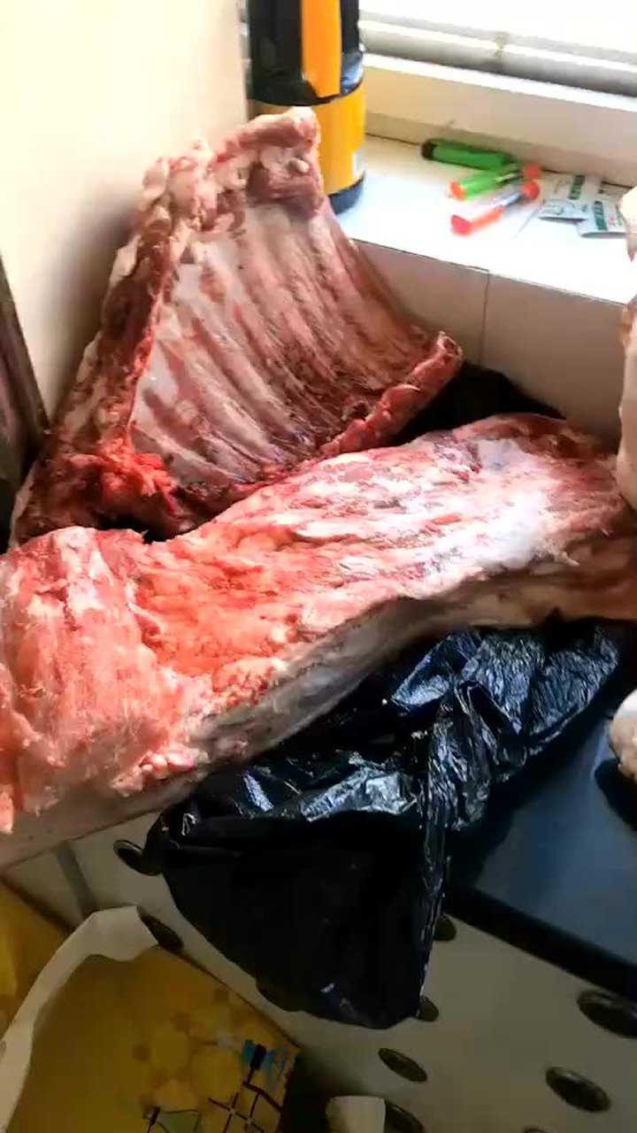 你家的年夜饭有几斤猪肉大概780斤左右吧全是农村亲戚家里自己养了