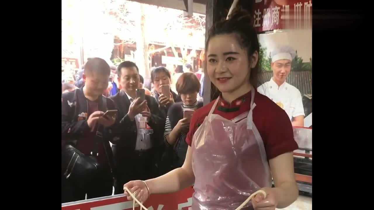 一根面西施张玲甩面的气质就不一样最后我都看呆了