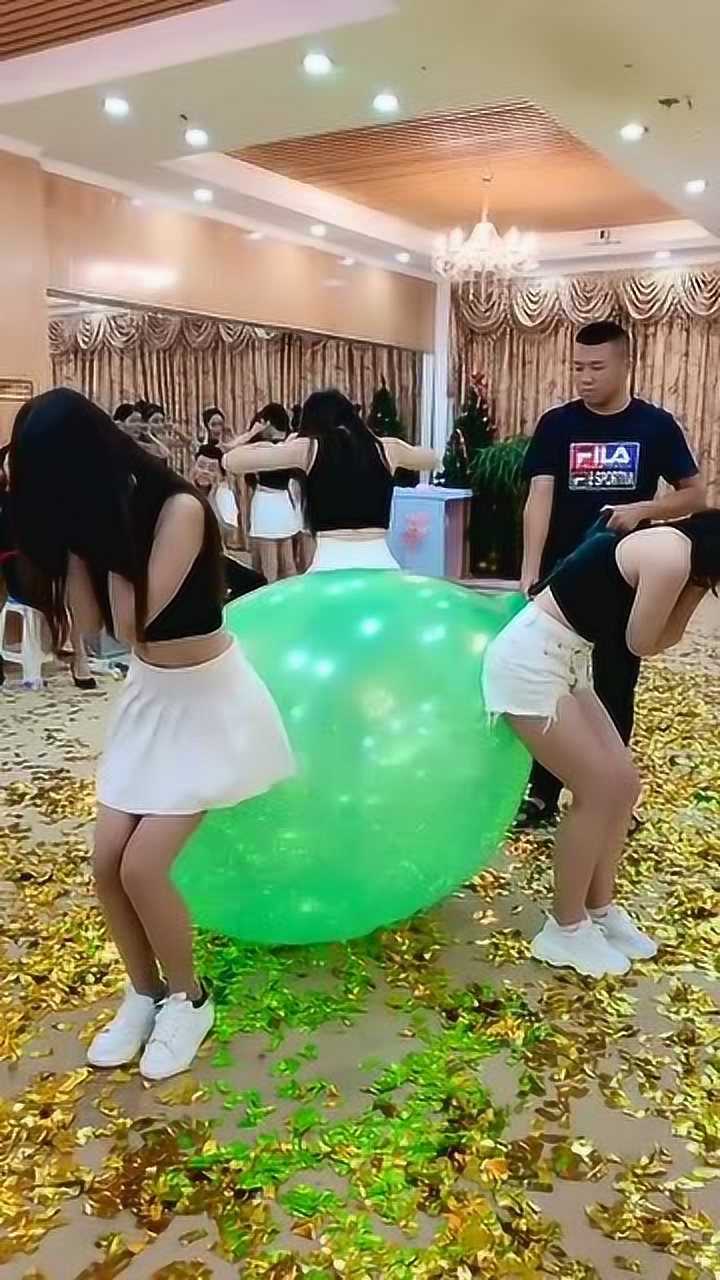 这么大的气球惩罚小姐姐炸开的那一刻屁股遭殃了