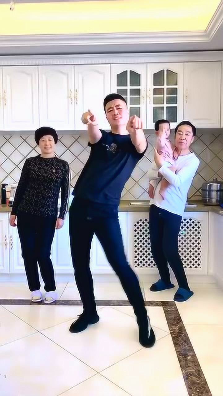 老少三代共跳神曲,幸福一家人