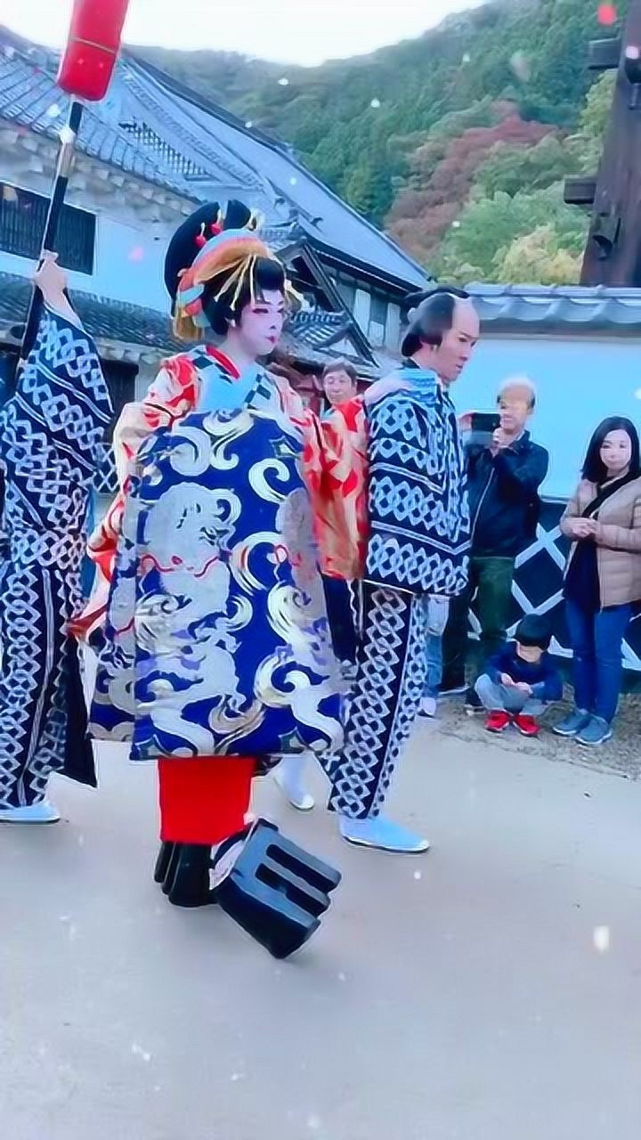 这就是日本的花魁,眼前这画面,走路姿势没谁了