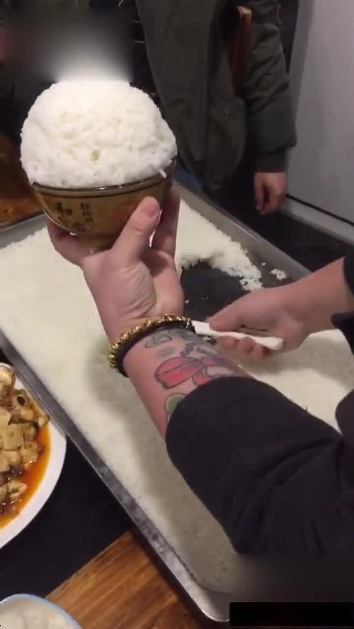 盛饭是不能这样的这是给死人吃的饭俗称倒头饭