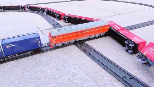 红色与蓝色集装箱专列十字道口实拍，火车模型道岔口模拟视频