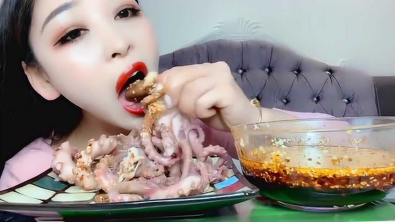 看美女吃东西就是有食欲,不光人美吃相还那么优雅
