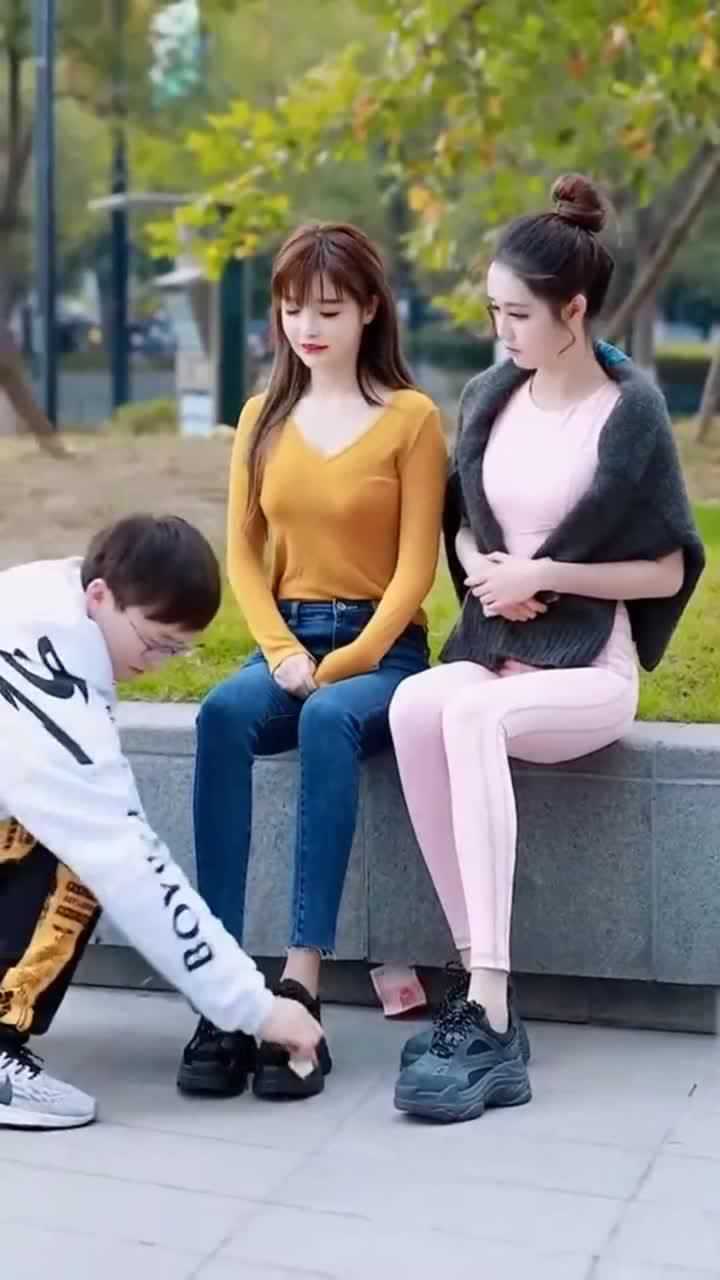 美女互相踩鞋子没想到出现了奇葩的一幕