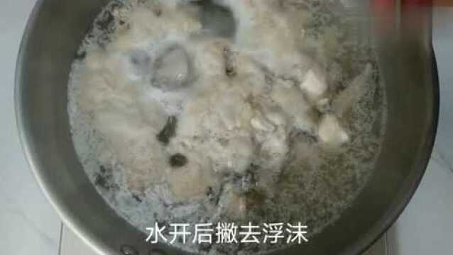 鸡肉炖粉条的家常做法,汤鲜肉嫩味道鲜美,家人都爱吃