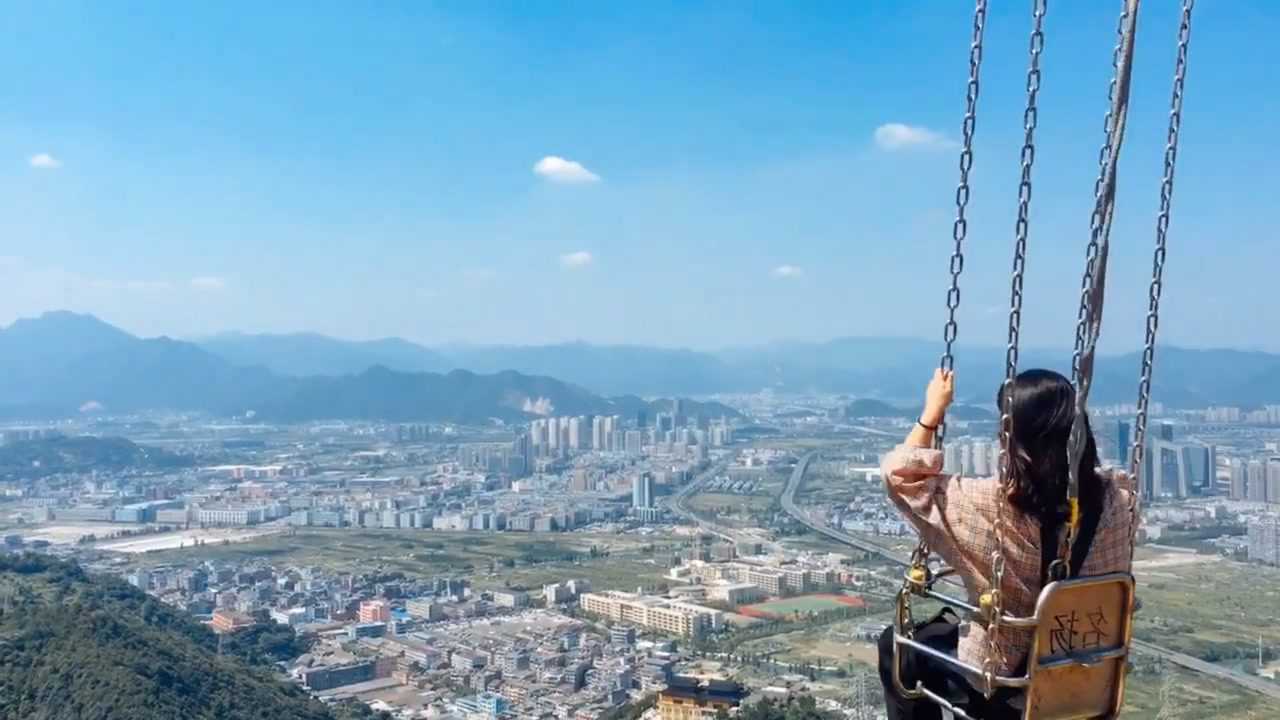 温州云顶山网红秋千风景美人绝配