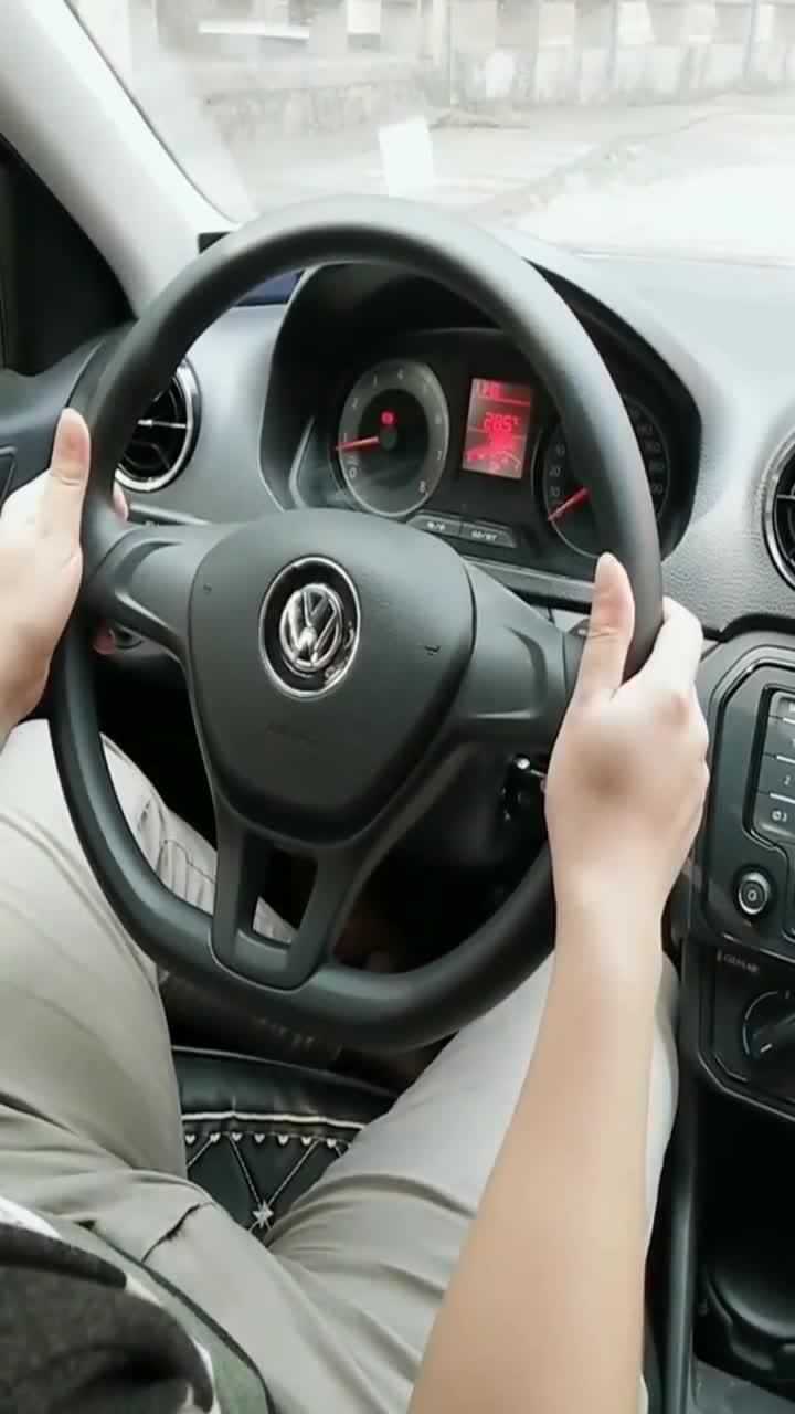 新手不知道方向盘有没有回正学会正确打方向盘就不会错