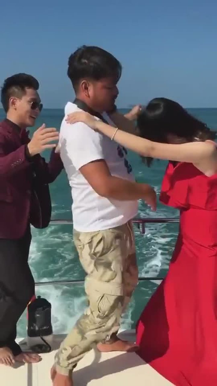 就是这样抱起来转圈圈