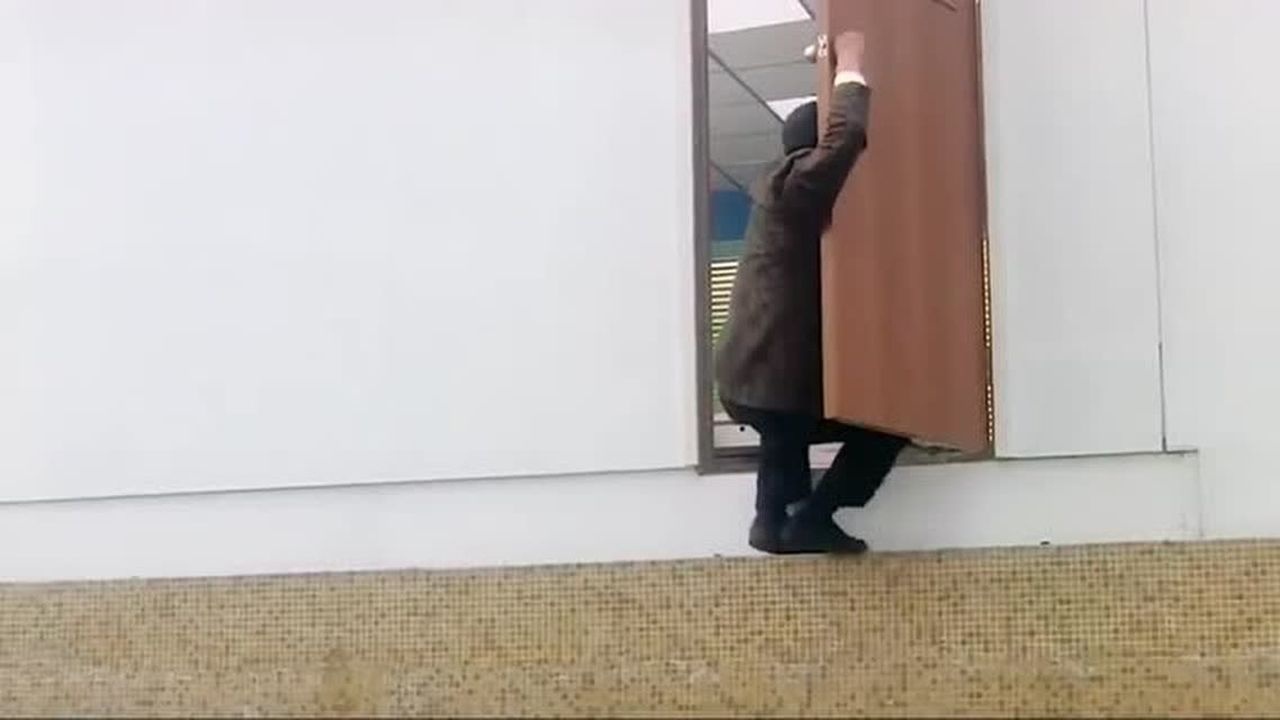 整蛊专家大傻哥找整蛊专家没想到有眼不识泰山一进门就被耍