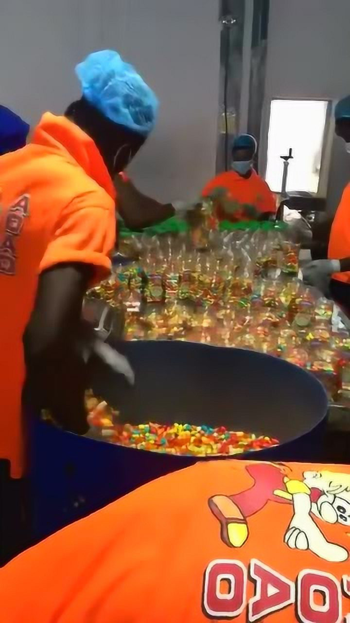 怪不得彩虹糖广告里是个大老黑和长颈鹿.