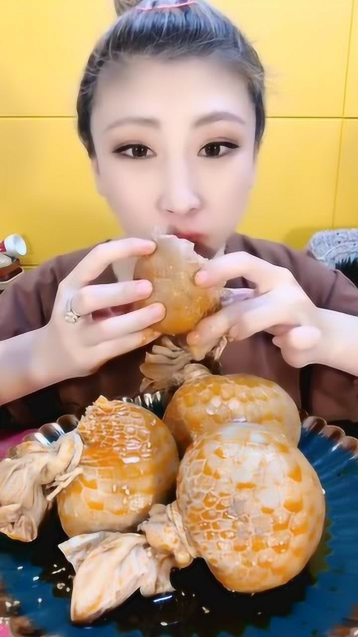 大胃王桐桐吃肚包羊脑,大口大口的吃得太香了