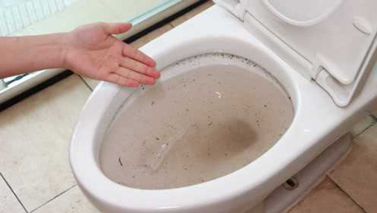 马桶一旦堵塞，教你3种方法快速疏通好，家里马桶堵了试一试_高清