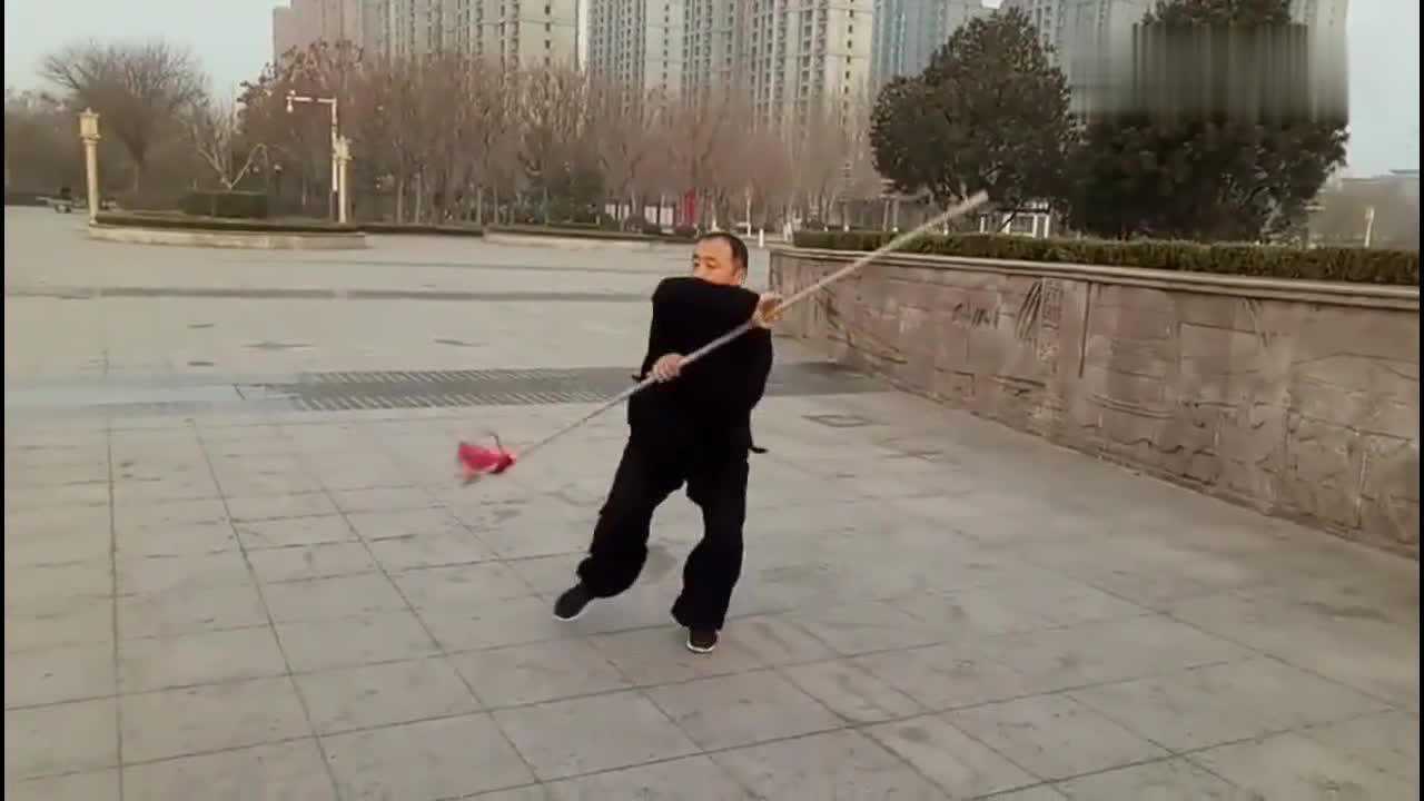 民间高手演练红缨枪招式刁钻威力很大给人一种犀利的感觉