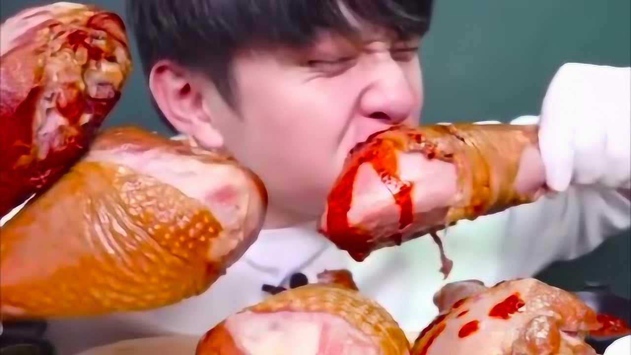 吃播大胃王:韩国帅哥吃这种没熟的鸡腿也能吃这么香,真是惊呆了!