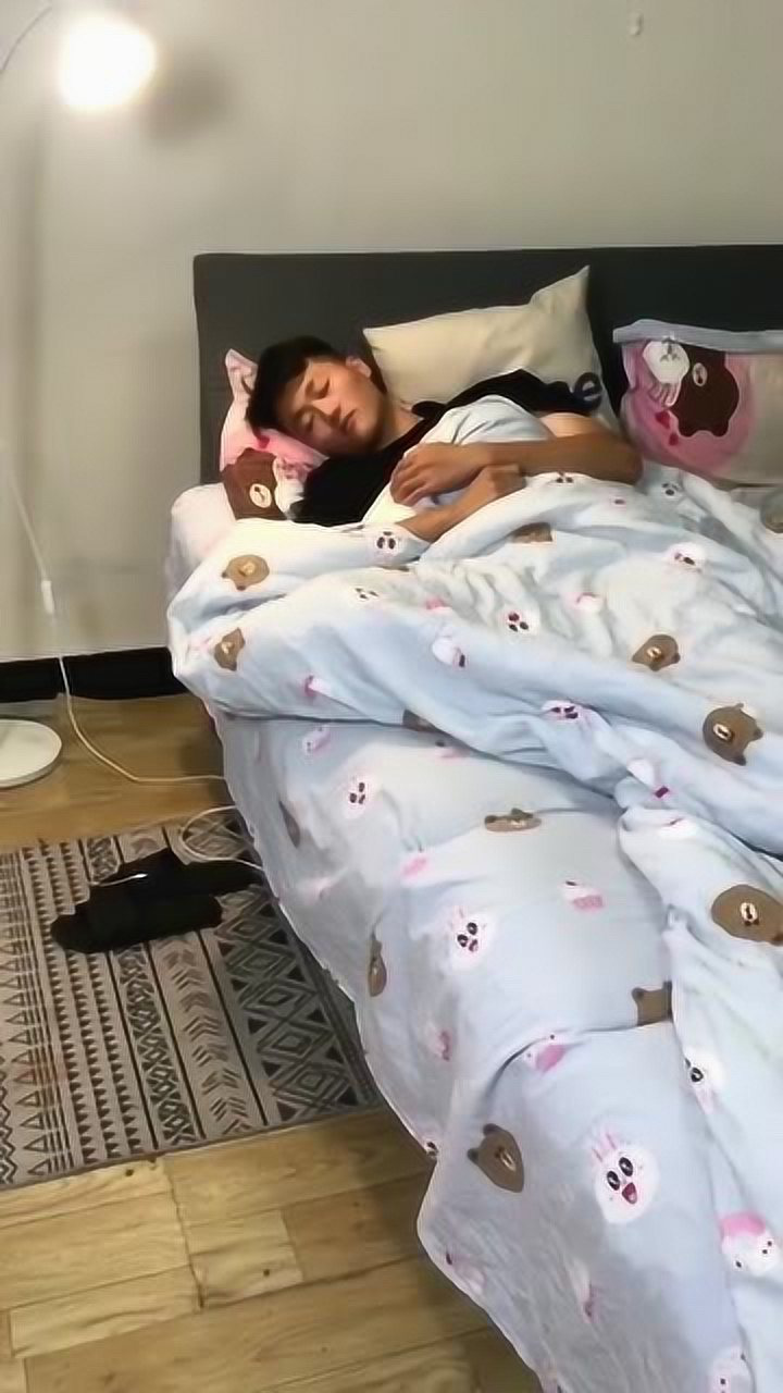 半夜睡觉时,多数人都有的同感,画面过于真实