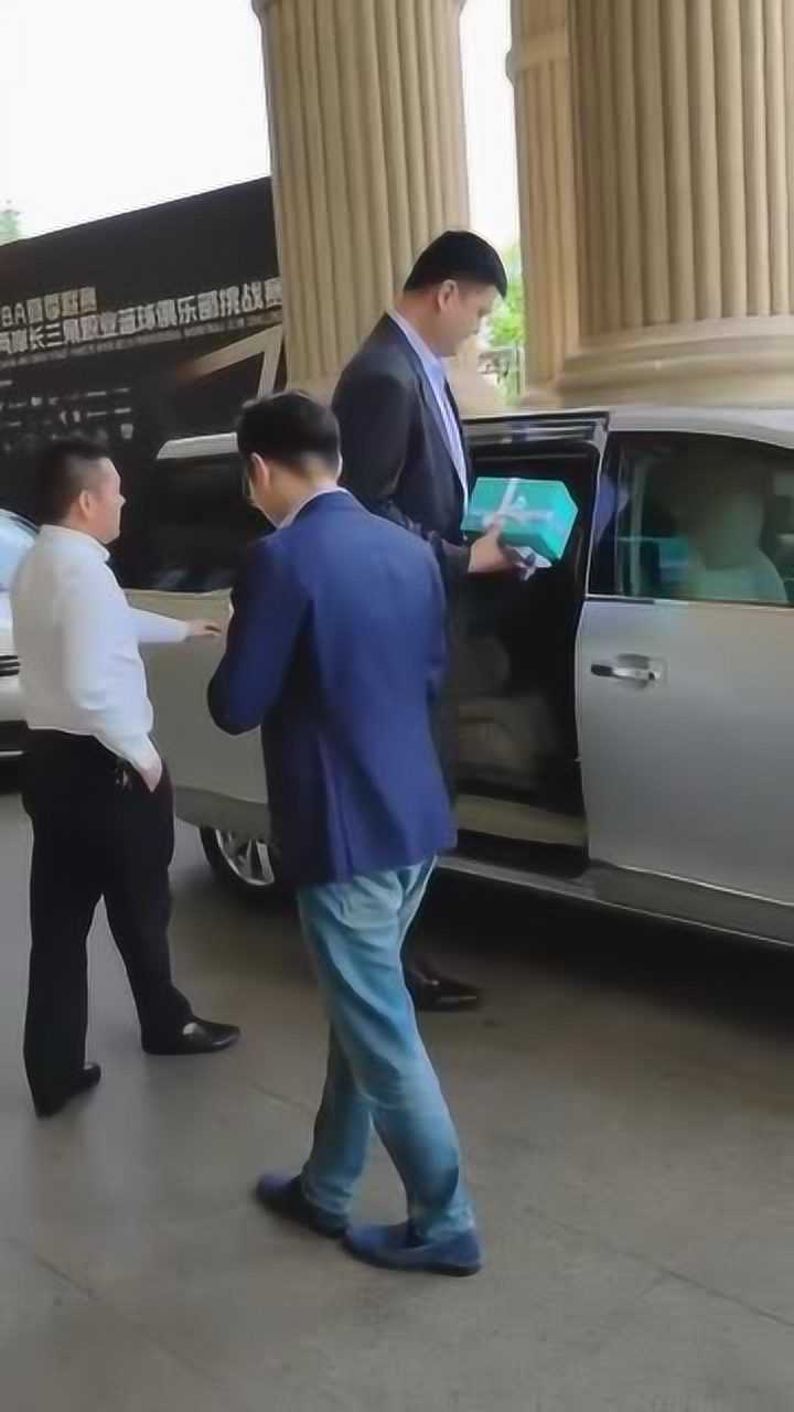 身高226的姚明坐进商务车真是特憋屈