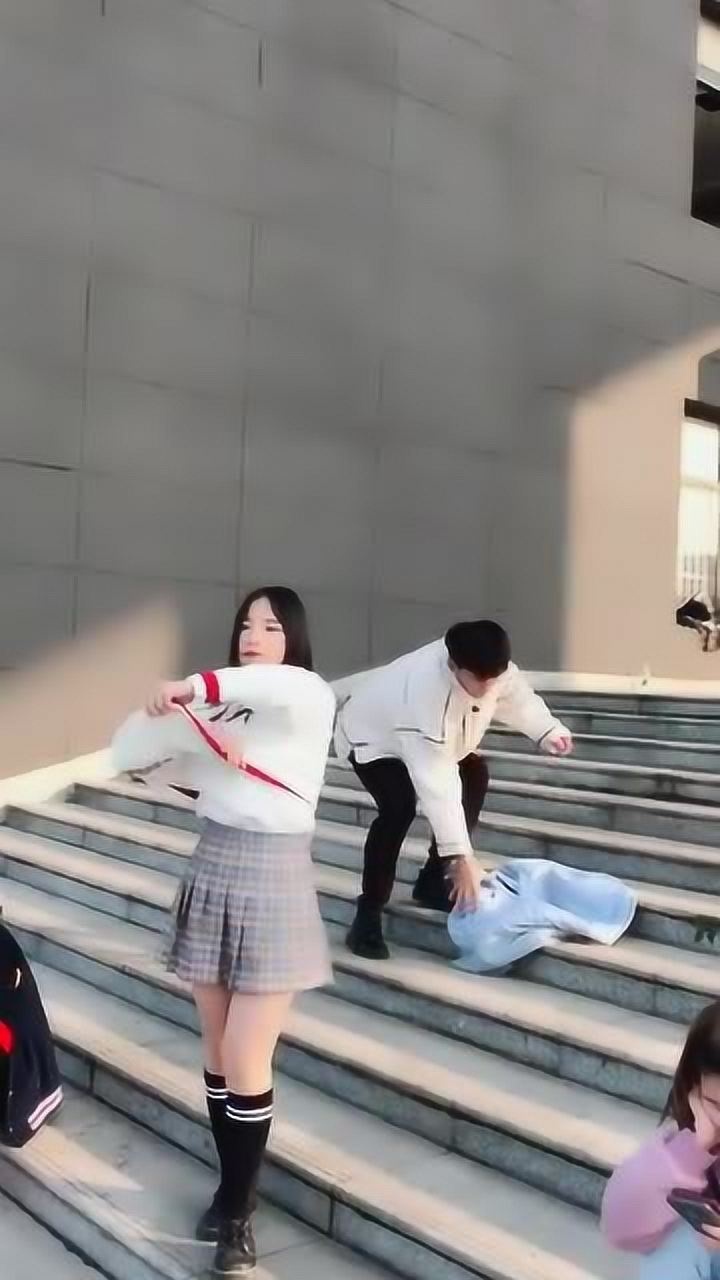 美女竟然当众脱衣服_高清