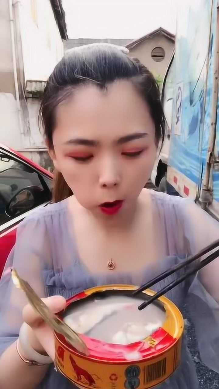 美女吃鲱鱼罐头图片