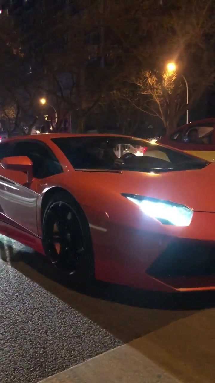 网红小哥哥单手开着兰博基尼大牛在北京工体深夜炸街啦