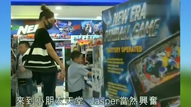 应采儿晒Jasper背书包上学照,感慨:希望你不用被迫谋生