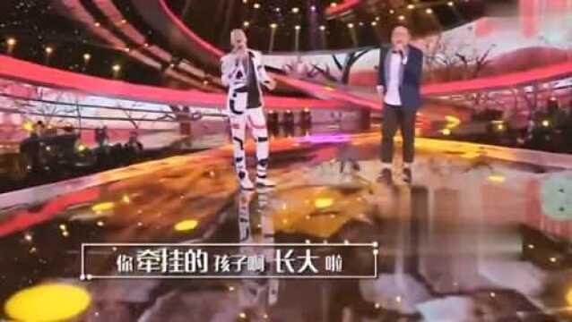 综艺:杨坤张丁文演唱《父亲》,唱出对父亲的爱,谭维维被感动!